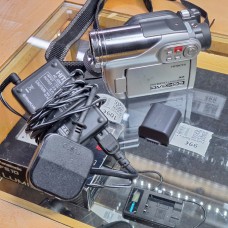 Hitachi DZ-HS300E Camcorder DVD HDD Handheld Video Camera and Charger