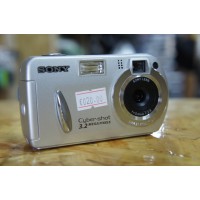 04522 Sony Cyber Shot 3.2 digital compact camera
